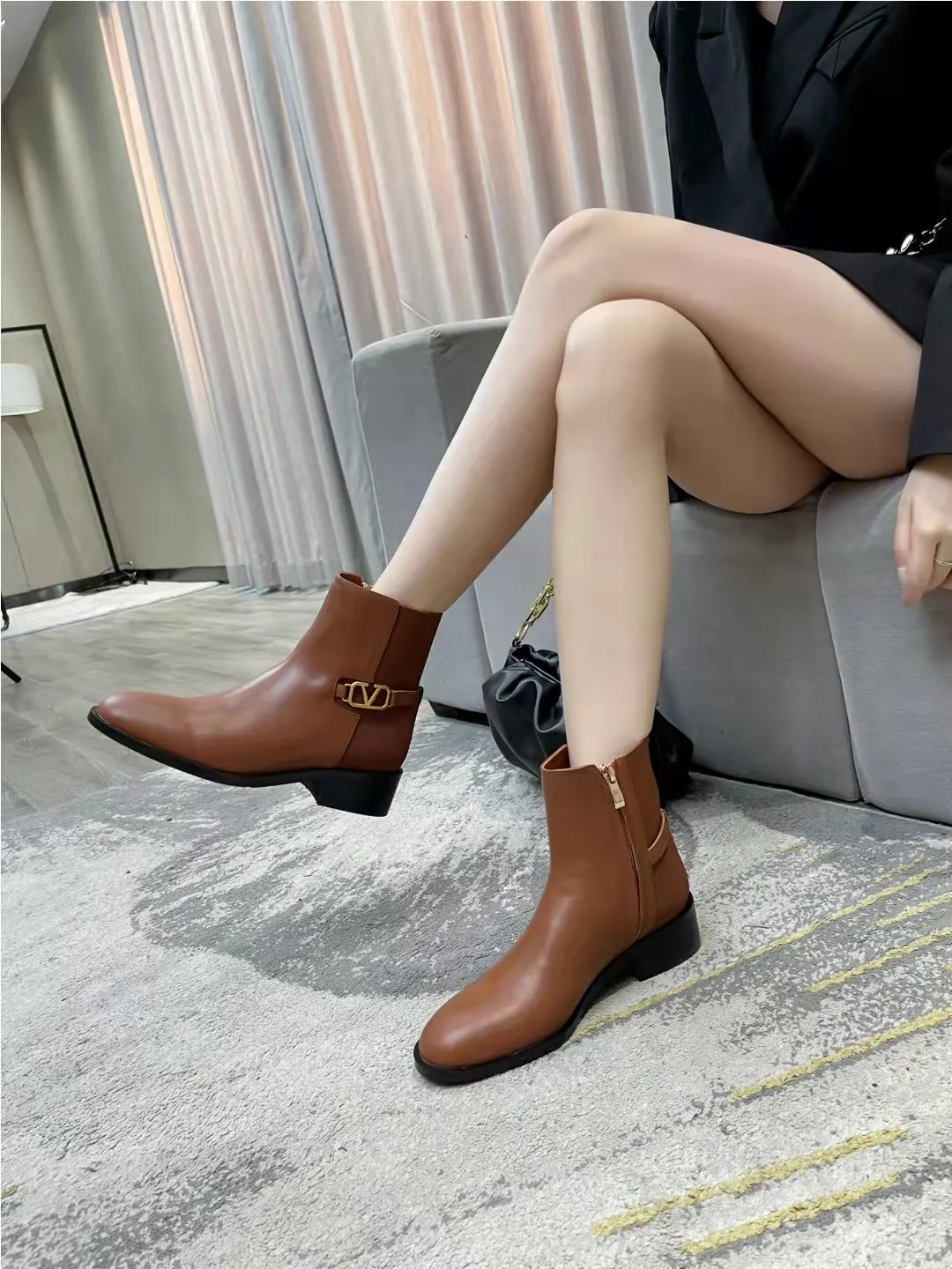 👟👟Ex-factory price 500👟👟 🆕Valentino. Valentino big v-buckle autumn and winter fashion women's boots: comfortable and versatile on the upper feet, showing long legs, fabric: imported first-layer cowhide ⚡The most popular V-buckle ⚡all genuine leather on the inner pads, non-slip and wear-resistant rubber outsole Size: 35−40 (customized size 41)